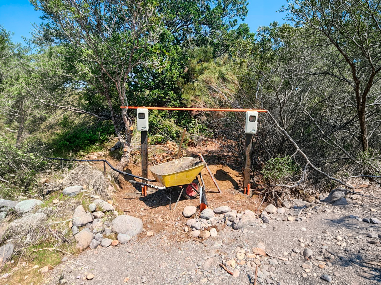 Red eléctrica soterrada y empalmes en parcelas Las Pilcas, San Fabián de Alico