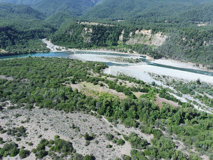Acceso y ribera del Río Ñuble desde parcelas Las Pilcas, San Fabián de Alico