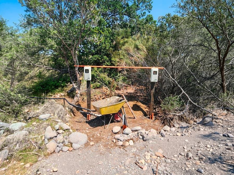 Red eléctrica soterrada y empalmes en parcelas Las Pilcas, San Fabián de Alico